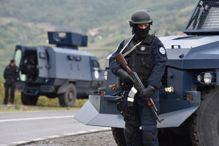 Na prelazima Jarinje, Brnjak i Merdare od ponedeljka ujutro počela je primjena mjera vlade Kosova koje se tiču registarskih oznaka vozila (Reuters)