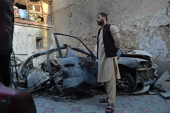 Aimal Ahmadi stoji pored olupine automobila svog brata Zemarija, koji je ubijen, zajedno sa još dvoje odraslih i sedmero djece u američkom napadu dronom u naslju Kwaja Burga u Kabulu, 18. septembra 2021. (AFP)