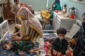 Dijete koje boluje od neuhranjenosti na liječenju u bolnici Mirwais u Kandaharu, 27. septembra 2021. [AFP/Bulent Kilic]