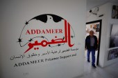 Muškarac radi u palestinskoj grupi civilnog društva Addameer, koju je Izrael označio kao &#39;terorističku&#39; (Reuters)