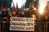Demonstranti uzvikuju parole na mitingu uoči glasanja za izmene Zakona o vjerskim slobodama, u Podgorici 28. decembra 2020. godine (Reuters)