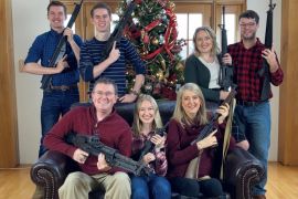 Zastupnik Massie sa porodicom i oružjem pozira za božićnu fotografiju (Reuters)