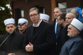 Vučić kao lažni zagovornik tolerancije najviše podsjeća na čovjeka koji svima priča da je vatrogasac dok u rukama drži kanister benzina i upaljač sa otvorenim plamenom (Tanjug/Strahinja Aćimović)