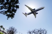 Potencijalno miješanje frekvenci moglo bi da utiče na osjetljive instrumente u avionu kao što su visinomjeri i da znatno ometu letačke operacije pri slaboj vidljivosti (Reuters)