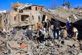 Spasioci još uvijek izvlače tijela iz ruševina nakon napada koji je izveden u zoru (AFP)