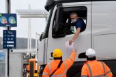Vozač kamiona pokazuje dokumente službenicima dok stiže u Eurotunel u Folkestoneu, u Velikoj Britaniji (Reuters)