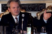 Slobodan Milošević govori na Univerzitetu u Beogradu 19. marta 1991. godine (EPA)