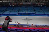 Žena pozira na zatvorenom stadionu Capital u Pekingu, koji će se koristiti tokom Zimskih olimpijskih igara 2022. za umjetničko klizanje i brzo klizanje na kratkim stazama (EPA)