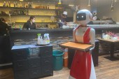 U jednom poznatom restoranu, koji pripada lancu ugostiteljskih objekata familije Sun, odnedavno robot Suzi-ran služi goste (Ustupljeno Al Jazeeri)