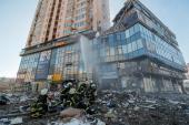 Ukrajinski vatrogasci gase vatru nakon što je zgradu pogodila ruska raketa (EPA)