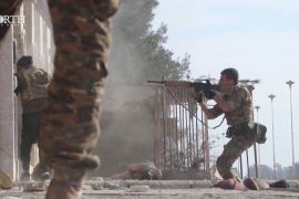 Vojnik Sirijskih demokratskih snaga uperio je pušku ispred zatvora tokom sukoba sa borcima ISIL-a u Hasakeshu, u Siriji, 22. januara 2022, u ovom kadru uzetom iz videa snimljenog 22. januara 2022. (Reuters)