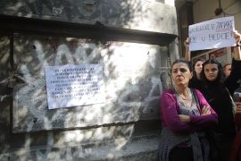 Ispred zgrade u kojoj se nalazi redakcija dnevnog lista 'Informer' održan je protest u organizaciji Ženske solidarnosti zbog objavljivanja intervjua sa serijskim silovateljem Igorom Miloševićem (Miloš Tešić/ATA Images/PIXSELL)