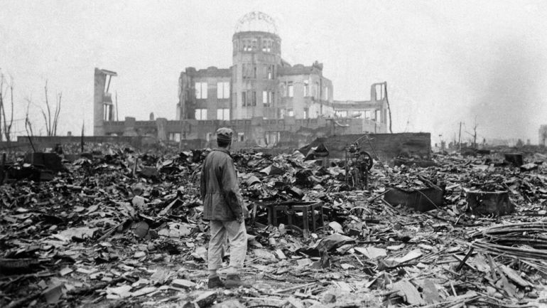 Saveznički dopisnik stoji ispred ruševina zgrade koja je nekada bila kino u Hirošimi, mjesec nakon što je SAD bacio prvu atomsku bombu ikada [AP]