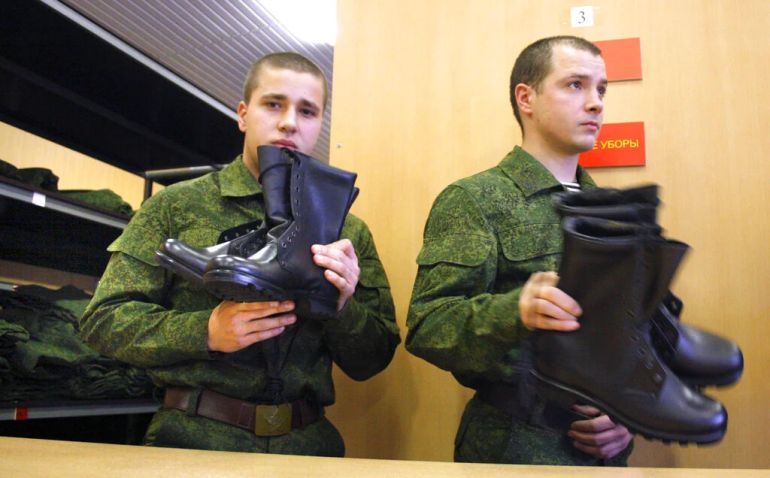 Regruti ruske vojske preuzimaju uniforme i čizme na regrutnom punktu u centru Moskve [AP]