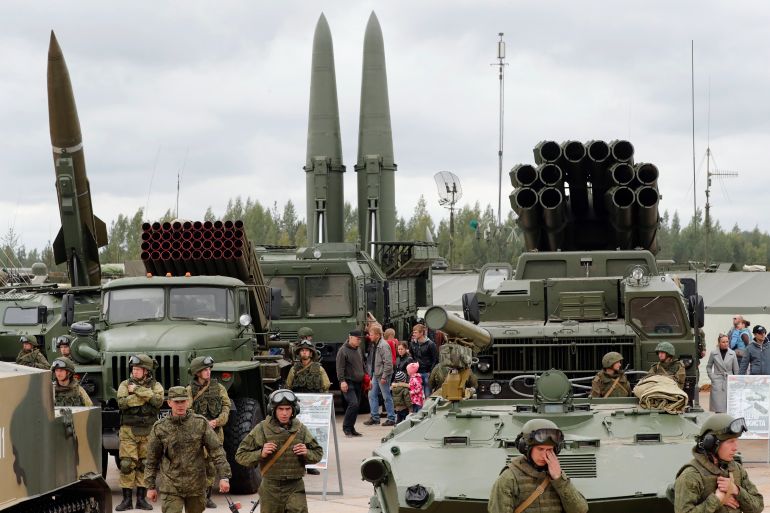 Posjetitelji gledaju rusku taktičku balističku raketu OTR-21 Tačka-U (lijevo), višecijevni raketni bacač 122mm BM-21 Grad (drugi slijeva), taktičku balističku raketa 9K720 Iskander-M (u sredini) i višecijevni raketni bacač 300mm BM-30 Smerč (desno) [EPA]