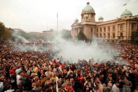 Hiljade demonstranata u Beogradu 5. oktobra 2000. godine smijenilo je sa vlasti Slobodana Miloševića (EPA)