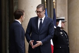 Srbijanski predsjednik Aleksandar Vučić (desno) i francuski predsjednik Emmanuel Macron tokom Pariškog mirovnog foruma (EPA)
