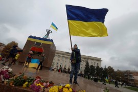 Dječak maše ukrajinskom zastavom tokom slavlja nakon povlačenja Rusije iz Hersona, u centralnom Hersonu, 13. novembra 2022. (Reuters)