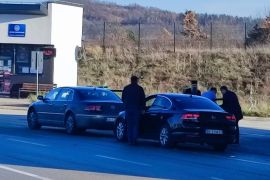 Patrijarh se u automobilu zadržao nekoliko minuta na strani koju kontroliše kosovska policija, nakon čega se vratio (Tanjug)