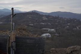 Proteklih mjesec dana, Azerbejdžanci koji tvrde da su ekološki aktivisti blokirali su saobraćaj duž jedinog puta koji povezuje Nagorno-Karabah s Armenijom (Reuters)