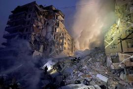 U ruskim raketnim napadima na Dnjepar teško je oštećena stambena zgrada (Reuters)