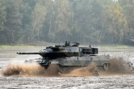 Njemački pošiljka tenkova Leopard 2 i britanska pošiljka tenkova Challenger 2 treba stići u Ukrajinu krajem marta, (Reuters)