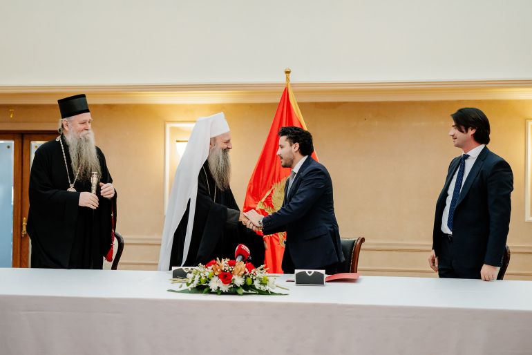 Patrijarh Srpske pravoslavne crkve Porfirije [lijevo] i premijer Crne Gore Dritan Abazović [desno] su u augustu 2022. potpisali ‘Temeljni ugovor’