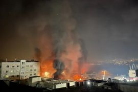 Plamen i dim rastu nakon što su izraelski doseljenici izazvali haos u gradu Huwari na Zapadnoj obali 27. februara 2023. [Hisham K K Abu Shaqra/Anadolija]