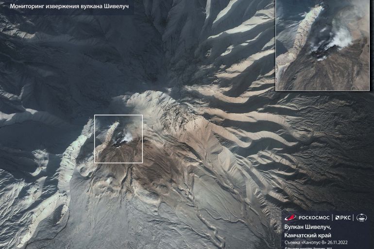 Satelitska slika prikazuje vulkan Shiveluch na ruskom poluotoku Kamčatka, 26. novembra 2022. (Reuters)