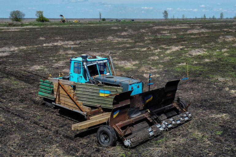 Ukrajinski farmer oklopnim traktorom protiv mina | Kriza u Ukrajini Vijesti  | Al Jazeera