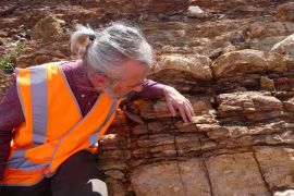 Profesor Jochen Brocks pregledava sedimente drevnih stijena u sjevernoj Australiji (Australski nacionalni univerzitet / Ustupljeno Al Jazeeri)