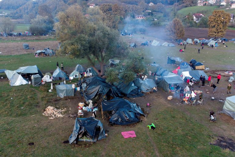 Fotografija prikazuje afganistanske migrante u improviziranom kampu u blizini Velike Kladuše, Bosna i Hercegovina, 13. oktobra 2021. (REUTERS/Dado Ruvic)