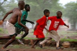 &#39;Djeca najviše ispaštaju, zato igraju fudbal… tad mogu da budu samo djeca, da misle samo na loptu i teren po kojem trče&#39; (Reuters - Ilustracija)