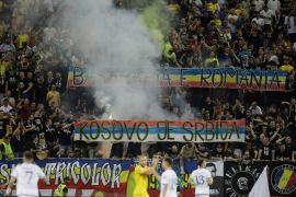 Na tribinama stadiona u Bukureštu istaknut je natpis &#39;Besarabija je Rumunija - Kosovo je Srbija&#39; (Reuters)