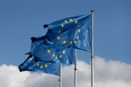Zastave Evropske unije vijore se ispred sjedišta Evropske komisije u Briselu (Reuters / Yves Herman)