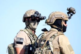 Operater specijalnih snaga US Navy SEAL, lijevo, stoji s kolegom tijekom vježbe na Kipru 2021. [Philippos Christou/AP Photo]
