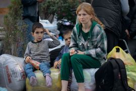 Etnički Armenci iz Nagorno-Karabaha sjede nakon dolaska u armenski Goris u regiji Syunik u Armeniji (AP)