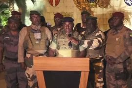 Gabonski vojnici na državnoj televiziji 30. augusta 2023. objavljuju da će „okončati sadašnji režim“ i poništiti izbore na kojima je, prema zvaničnim rezultatima, pobijedio predsjednik Ali Bongo (AFP)
