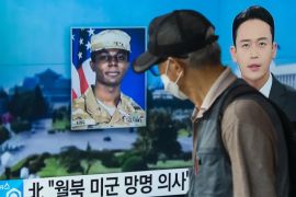 Muškarac u Seulu prolazi pored televizije koja prikazuje vijesti s fotografijom američkog vojnika Travisa Kinga (Anthony Wallace/AFP)