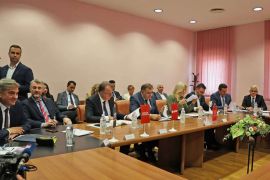 Na koordinacijskom sastanku u Domu HDZ-a BiH u Mostaru učestvovali su predstavnici HDZ-a BiH, SNSD-a i stranake Trojke (SDP-a BiH, Naša stranka i Narod i pravda) (Fena)