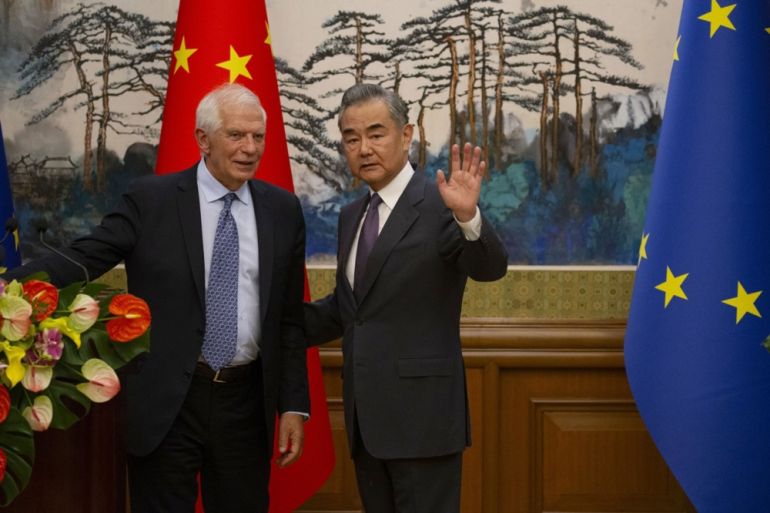 Visoki predstavnik Evropske unije za vanjske poslove i sigurnosnu politiku Josep Borrell (lijevo) i ministar vanjskih poslova Kine Wang Yi nakon zajedničke konferencije za novinare u Pekingu, Kina, 13. oktobar 2023. (EPA)