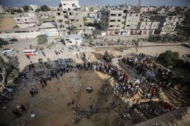 Palestinci tragaju za preživjelima i žrtvama bombardiranja u izbjegličkom kampu Khan Younis (EPA)