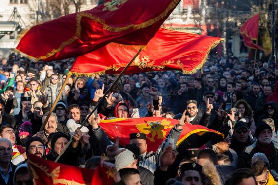 Ljudi mašu zastavama Crne Gore tokom proslave pravoslavnog Badnjaka na Cetinju, Crna Gora, 6. januara 2020. (REUTERS/Stevo Vasiljević)
