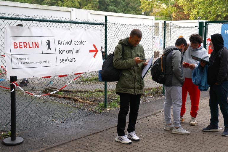 Migranti snimljeni ispred prihvatnom centru za tražioce azila u Berlinu, Nemačka, 6. oktobra 2023. (REUTERS/Fabrizio Bensch)