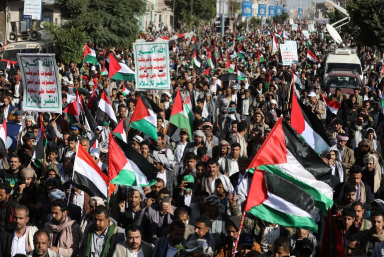 Ljudi protestiraju u znak podrške Palestincima u Gazi u Sani, Jemen, 20. oktobra 2023. [Khaled Abdullah/Reuters]