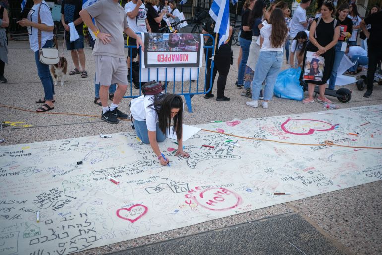 Demonstranti ostavljaju poruke podrške u Tel Avivu, Izrael (Al Jazeera)