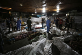 Tijela Palestinaca ubijenih u bolnici al-Ahli skupljena su u dvorištu bolnice al-Shifa, u Gaza Cityju, u Pojasu Gaze, u utorak 17. oktobra 2023.