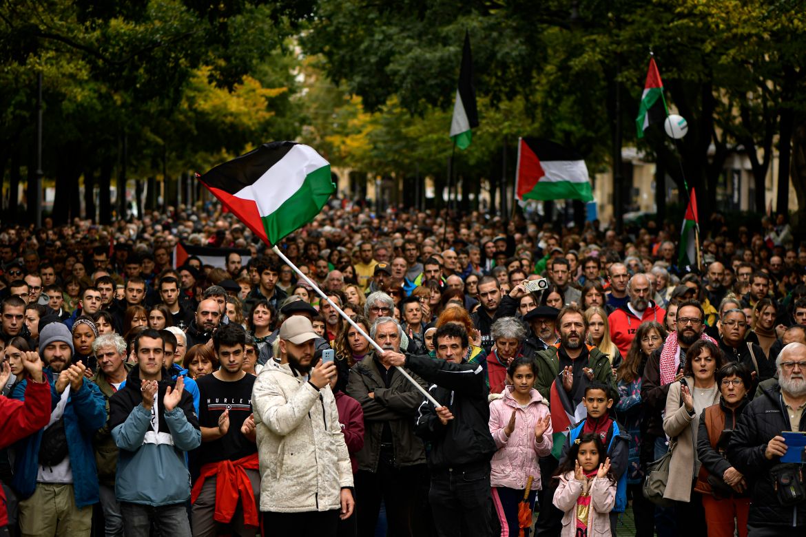 Demonstranti mašu palestinskim zastavama dok protestuju protiv izraelskog bombardovanja Gaze, u Pamploni, sjevernoj Španiji