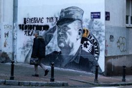 Muškarac prolazi pored murala u Beogradu koji prikazuje bivšeg vojnog načelnika bosanskih Srba Ratka Mladića osuđen za najteže ratne zločine tokom rata u BiH, uključujući i genocid, Srbija, 9. novembra 2021. (EPA)