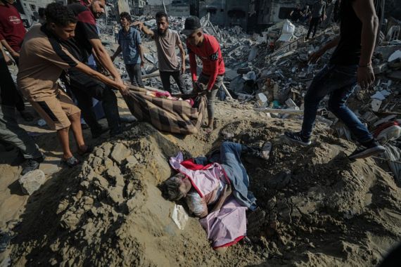 Palestinci izvlače mrtve i ranjene ispod ruševina izbjegličkom kampa Jabalia (EPA)